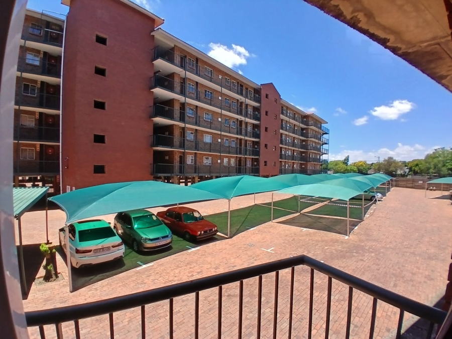 1 Bedroom Property for Sale in Die Hoewes Gauteng