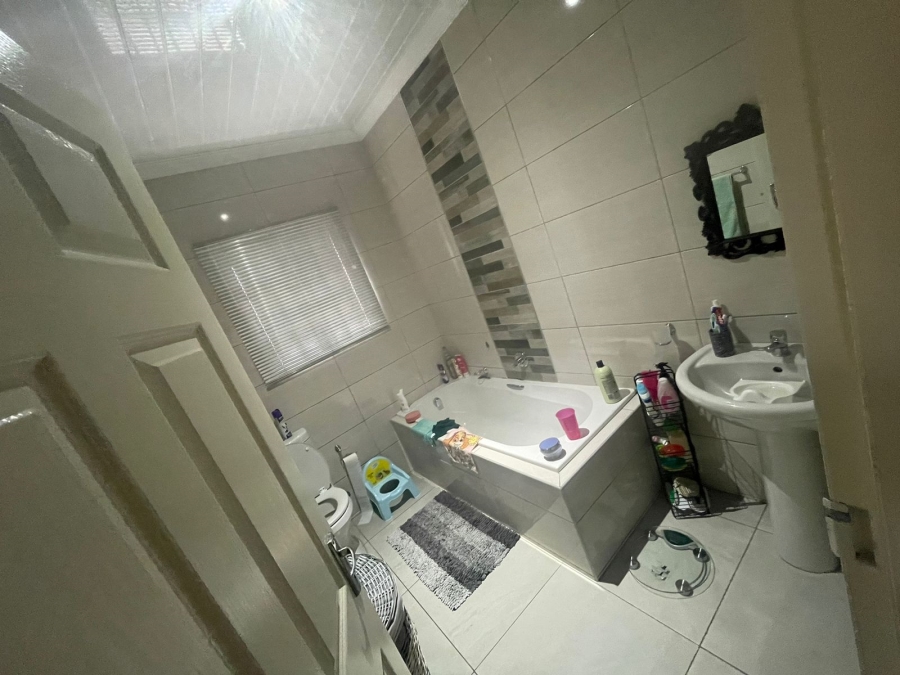 To Let 2 Bedroom Property for Rent in Brackenhurst Gauteng