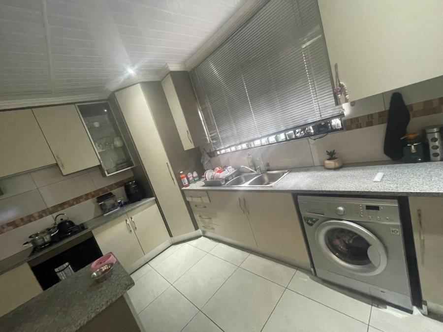 To Let 2 Bedroom Property for Rent in Brackenhurst Gauteng