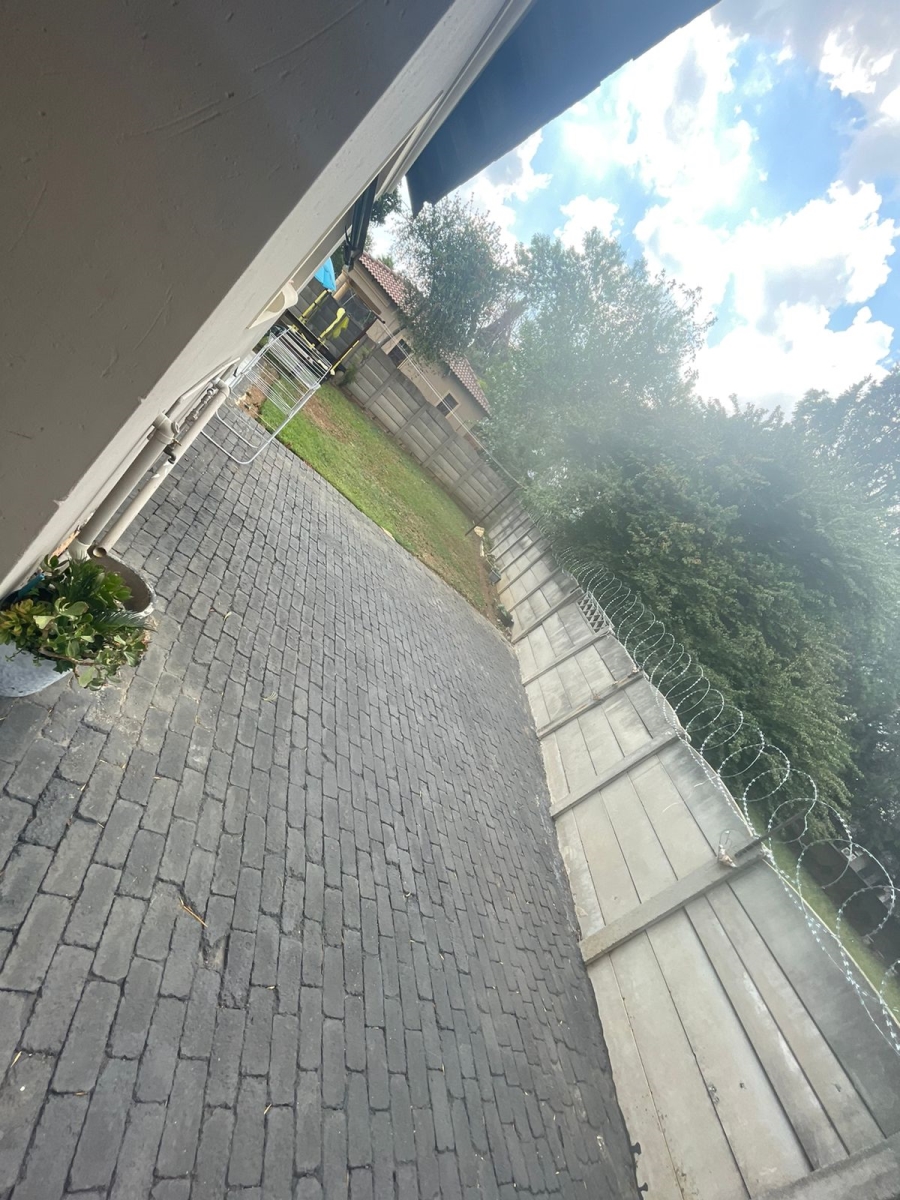 To Let 2 Bedroom Property for Rent in Brackenhurst Gauteng