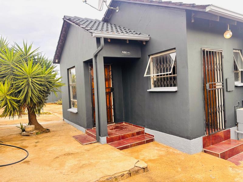 To Let 3 Bedroom Property for Rent in Fleurhof Gauteng