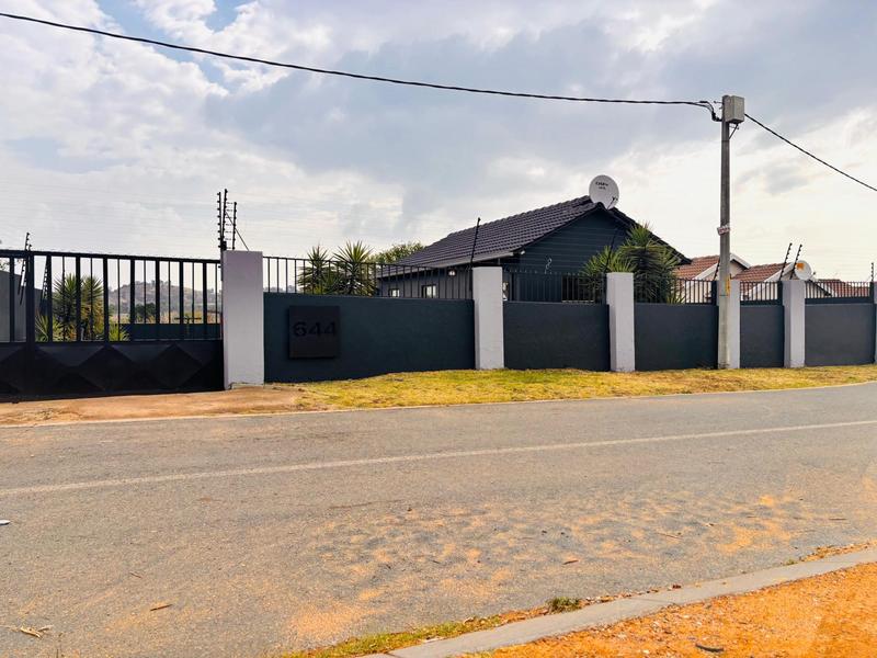 To Let 3 Bedroom Property for Rent in Fleurhof Gauteng