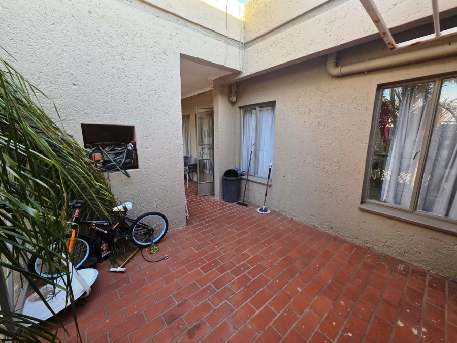 2 Bedroom Property for Sale in Magalieskruin Gauteng