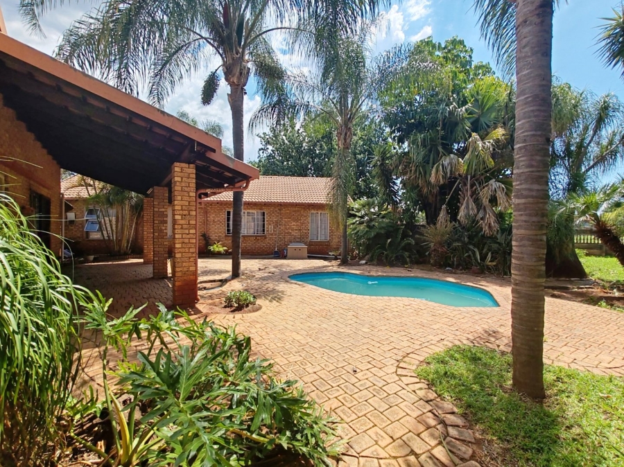 7 Bedroom Property for Sale in Doornpoort Gauteng