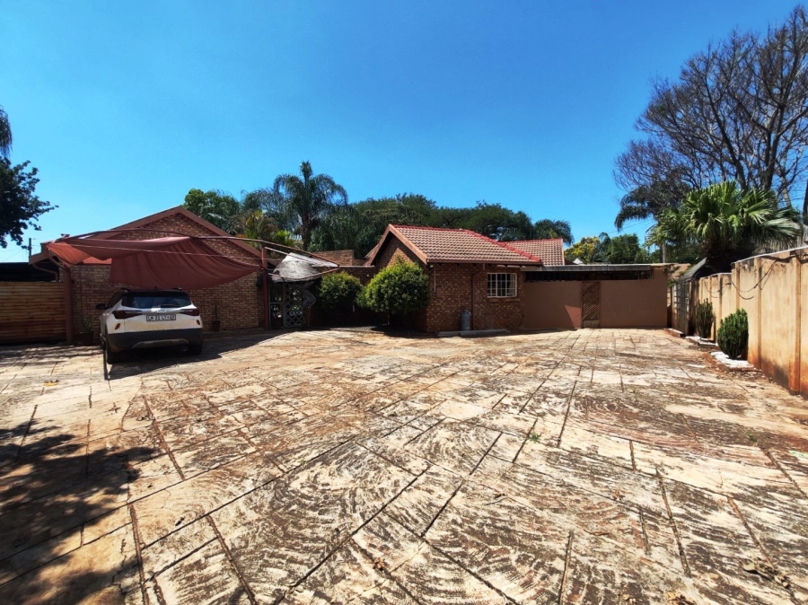 7 Bedroom Property for Sale in Doornpoort Gauteng