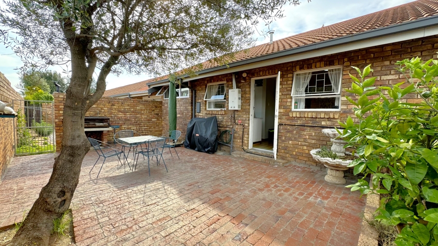 2 Bedroom Property for Sale in Elarduspark Ext 3 Gauteng