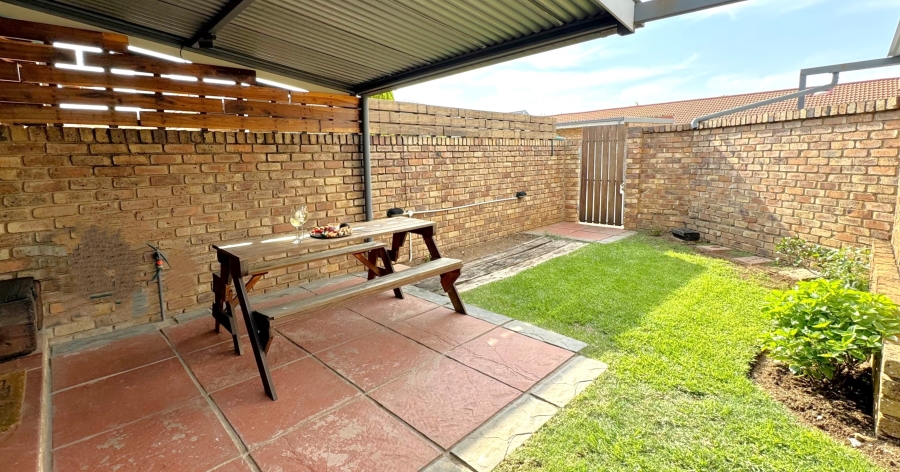 2 Bedroom Property for Sale in Elarduspark Ext 3 Gauteng