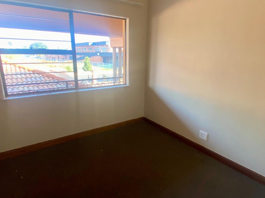 To Let 3 Bedroom Property for Rent in Lakefield Gauteng