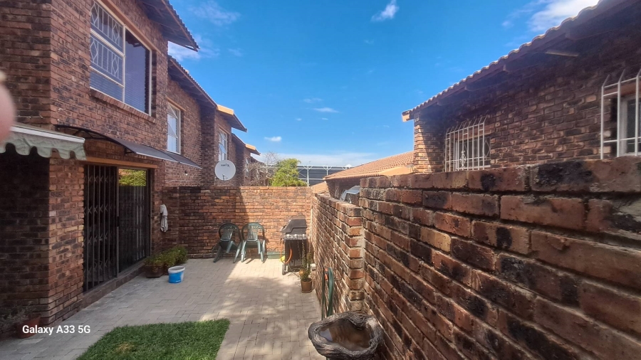 To Let 3 Bedroom Property for Rent in Buccleuch Gauteng