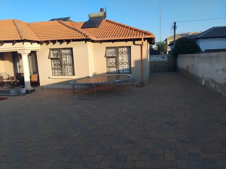 4 Bedroom Property for Sale in Olievenhoutbosch Gauteng