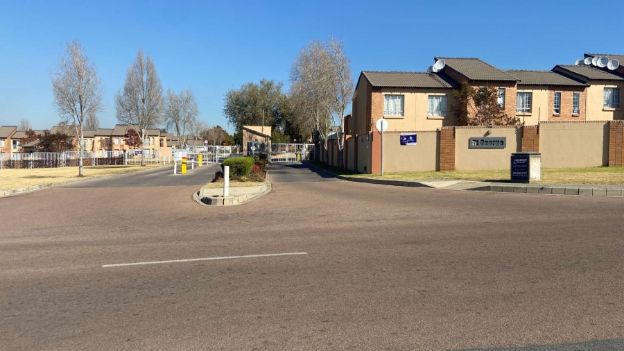1 Bedroom Property for Sale in Erand Gardens Gauteng