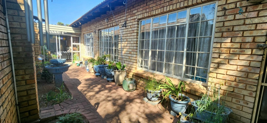 3 Bedroom Property for Sale in New Redruth Gauteng