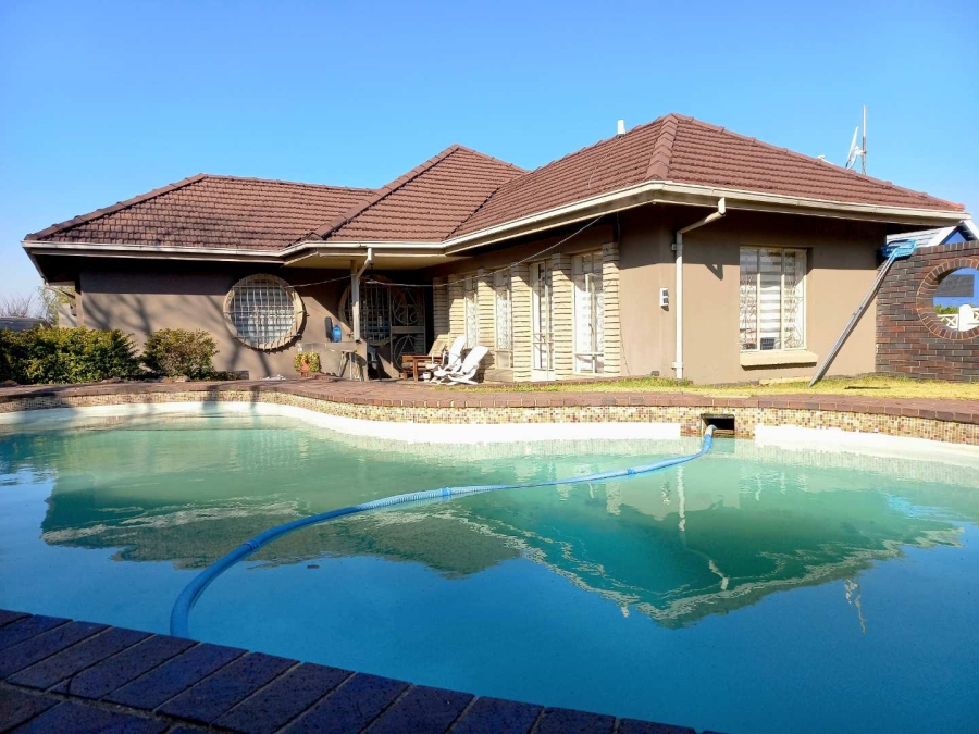 6 Bedroom Property for Sale in Linmeyer Gauteng