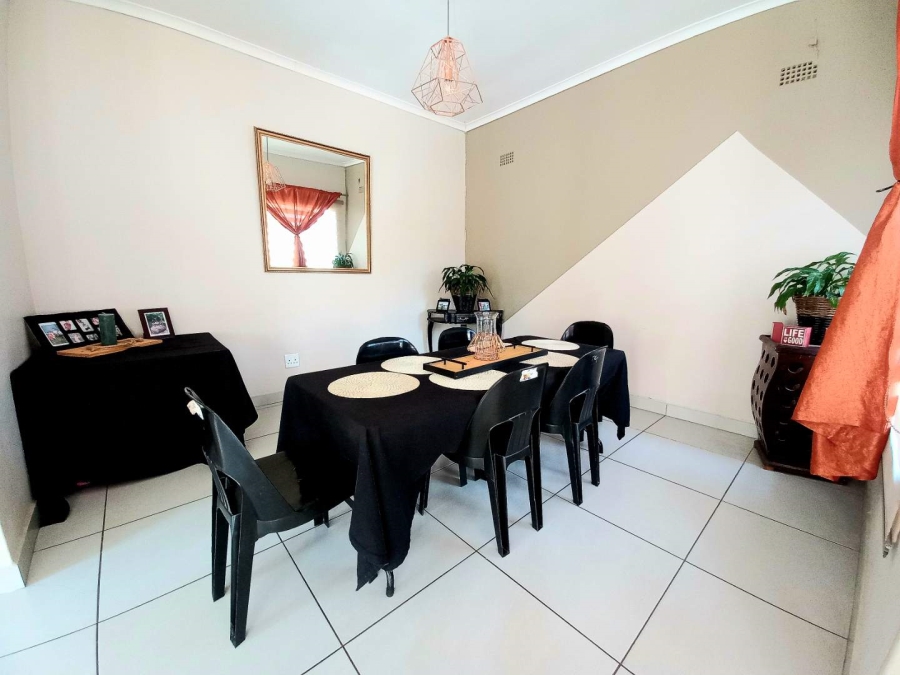 6 Bedroom Property for Sale in Linmeyer Gauteng