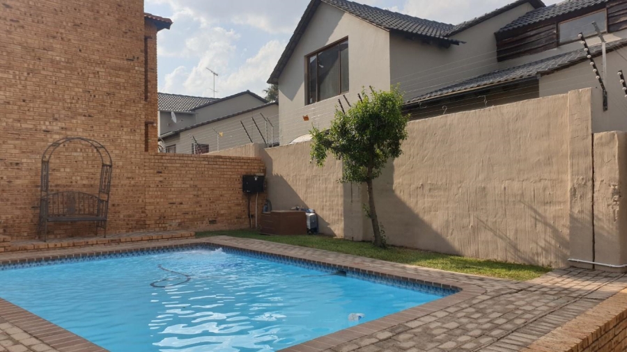 2 Bedroom Property for Sale in North Riding Gauteng