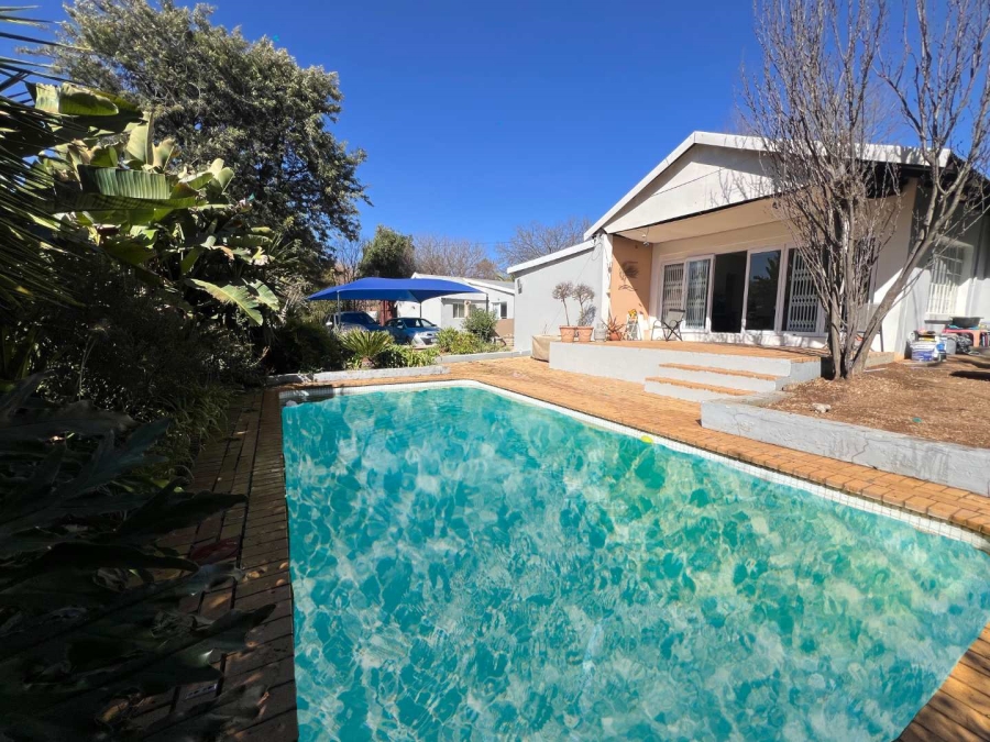 To Let 3 Bedroom Property for Rent in Fontainebleau Gauteng