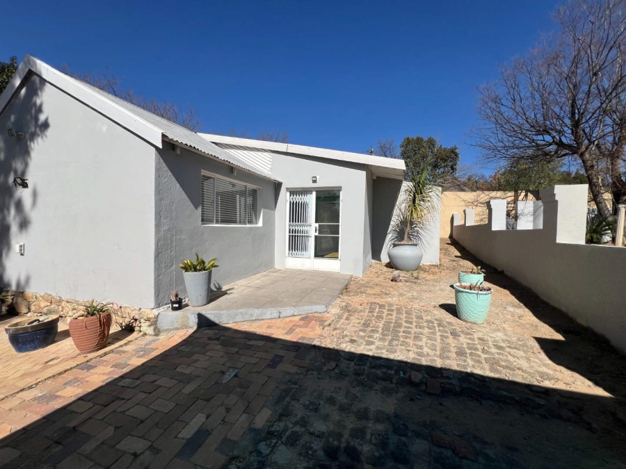 To Let 3 Bedroom Property for Rent in Fontainebleau Gauteng