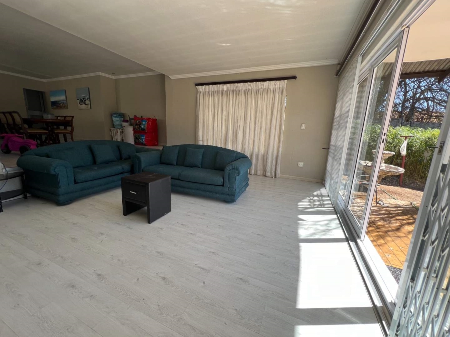 To Let 3 Bedroom Property for Rent in Fontainebleau Gauteng