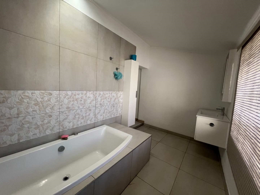 To Let 3 Bedroom Property for Rent in Fontainebleau Gauteng