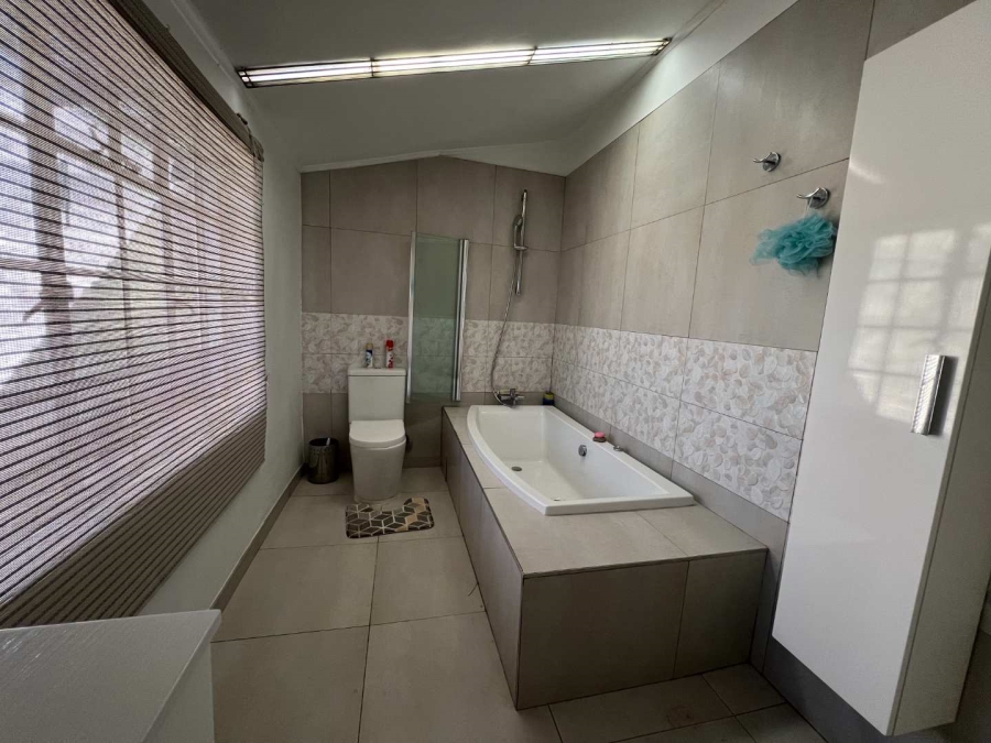 To Let 3 Bedroom Property for Rent in Fontainebleau Gauteng