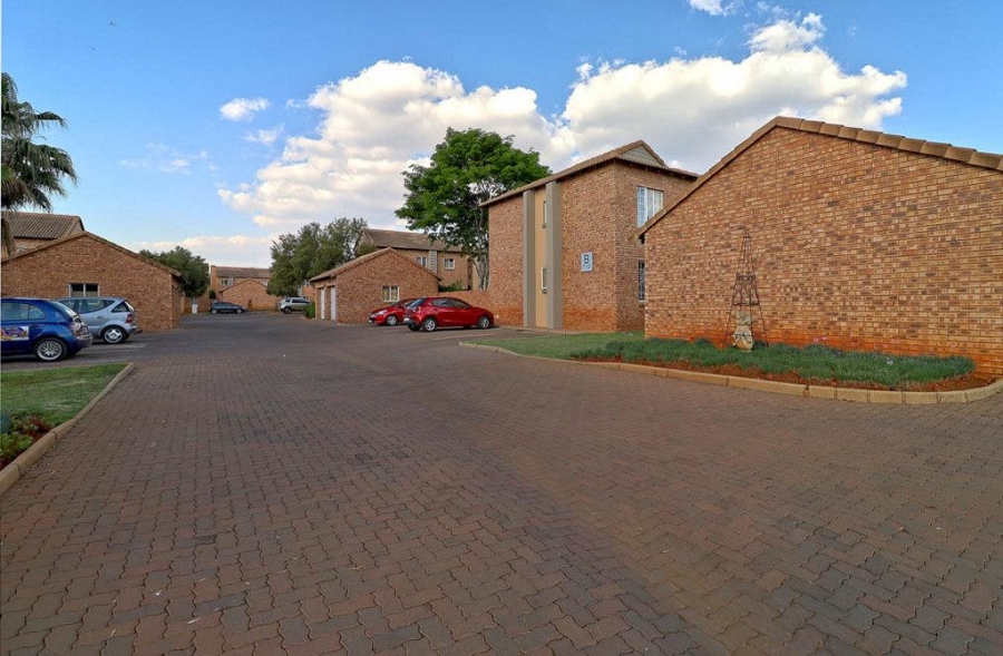 To Let 2 Bedroom Property for Rent in Equestria Gauteng