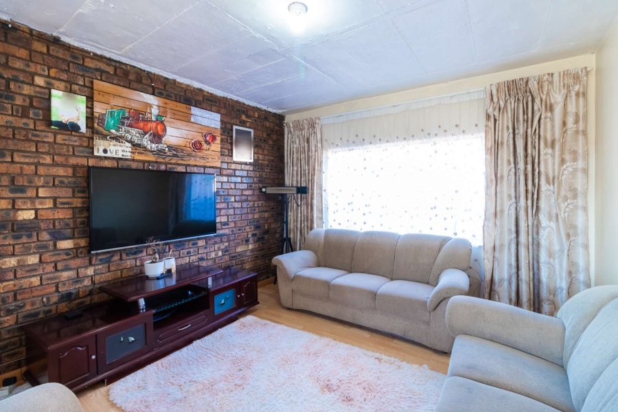 7 Bedroom Property for Sale in Bakerton Gauteng