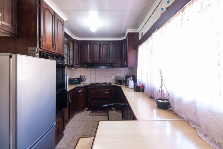 7 Bedroom Property for Sale in Bakerton Gauteng