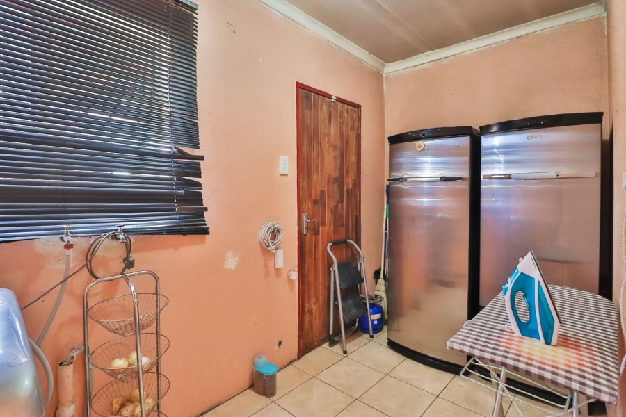 7 Bedroom Property for Sale in Bakerton Gauteng