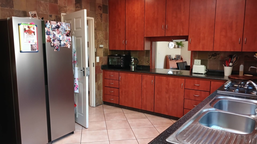 4 Bedroom Property for Sale in Hurlingham Manor Gauteng