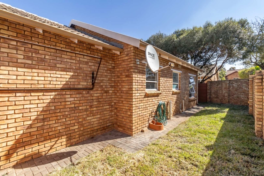 To Let 2 Bedroom Property for Rent in Honeydew Ridge Gauteng