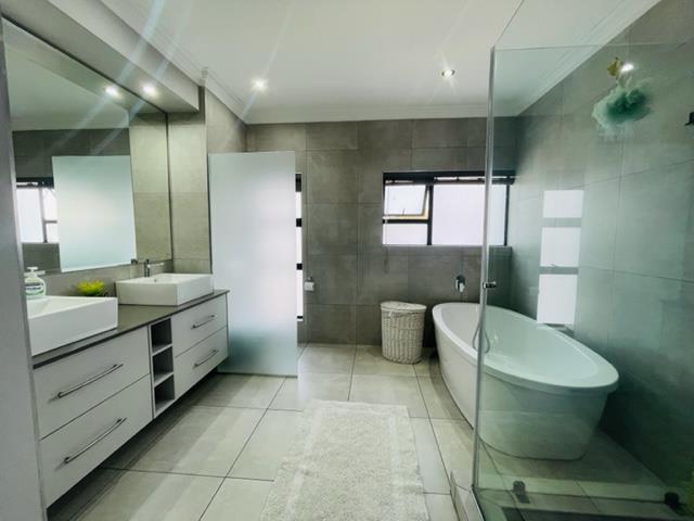 To Let 4 Bedroom Property for Rent in Midstream Ridge Gauteng