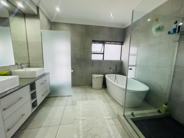 To Let 4 Bedroom Property for Rent in Midstream Ridge Gauteng