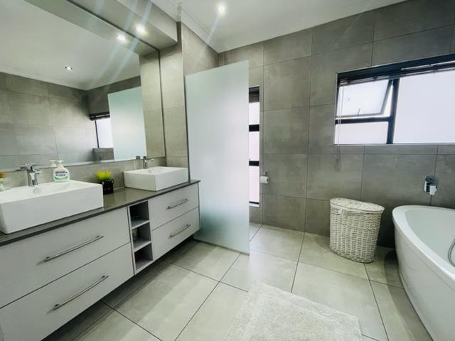 To Let 4 Bedroom Property for Rent in Midstream Ridge Gauteng