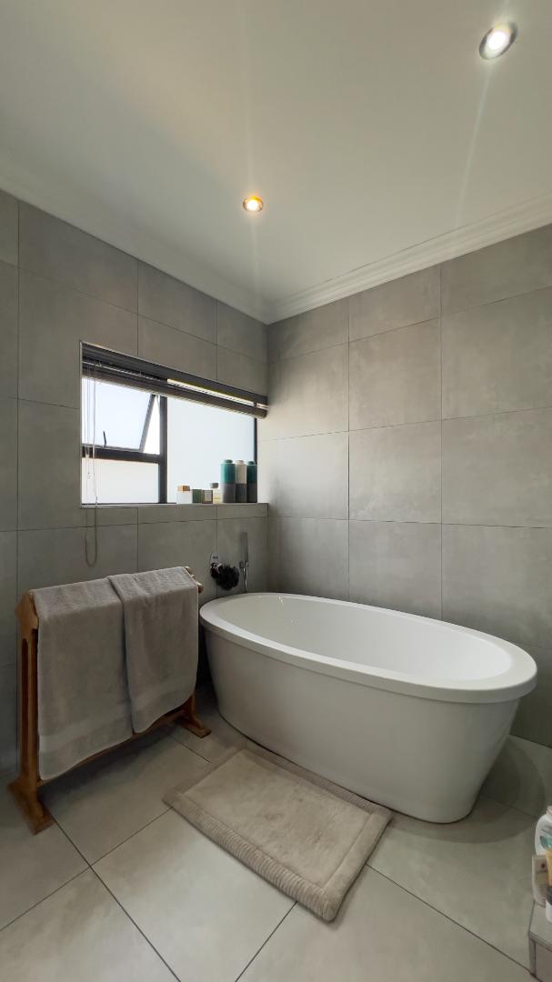 To Let 4 Bedroom Property for Rent in Midstream Ridge Gauteng