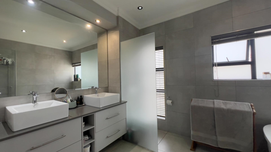 To Let 4 Bedroom Property for Rent in Midstream Ridge Gauteng