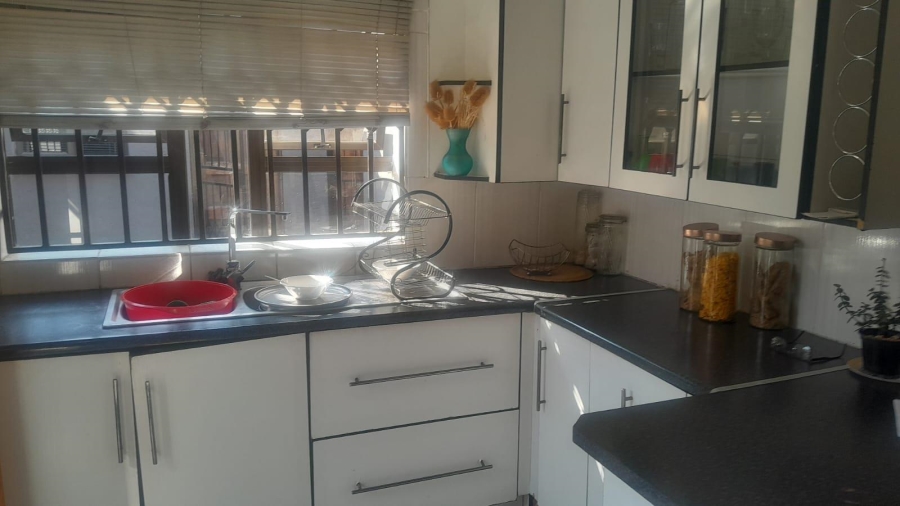 5 Bedroom Property for Sale in Molapo Gauteng