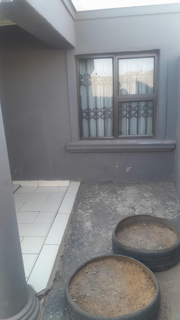 5 Bedroom Property for Sale in Molapo Gauteng