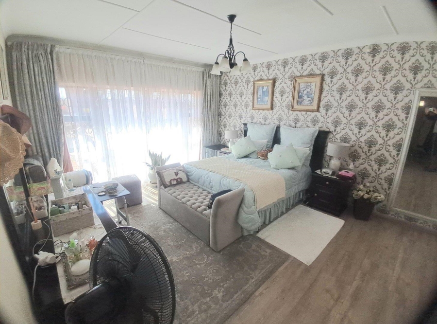 3 Bedroom Property for Sale in Linmeyer Gauteng