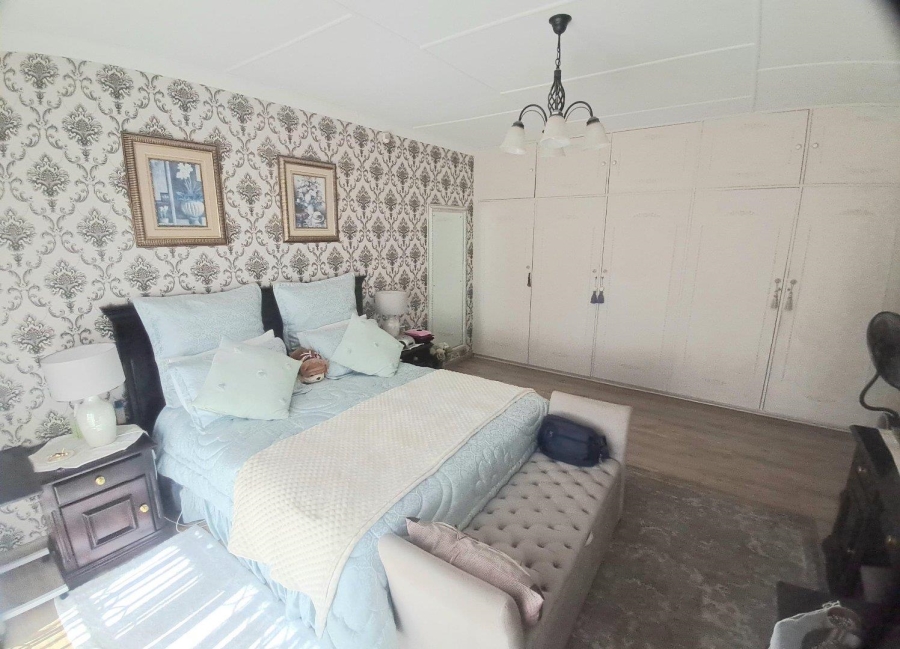 3 Bedroom Property for Sale in Linmeyer Gauteng