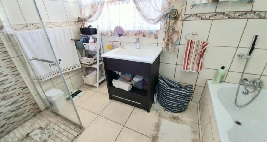 3 Bedroom Property for Sale in Linmeyer Gauteng