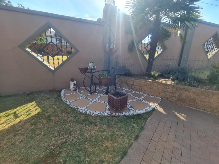4 Bedroom Property for Sale in Linmeyer Gauteng
