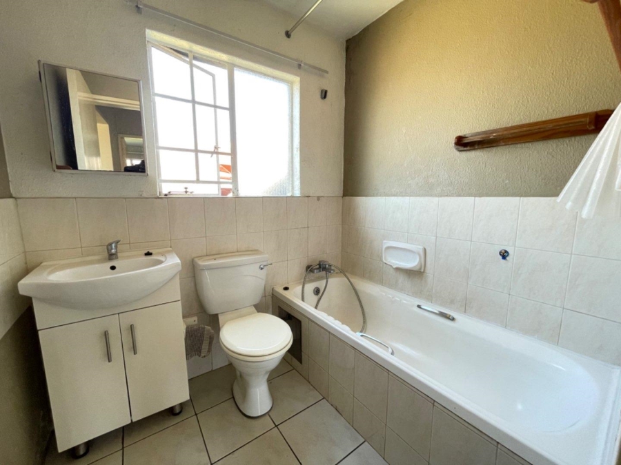 To Let 2 Bedroom Property for Rent in Glen Marais Gauteng