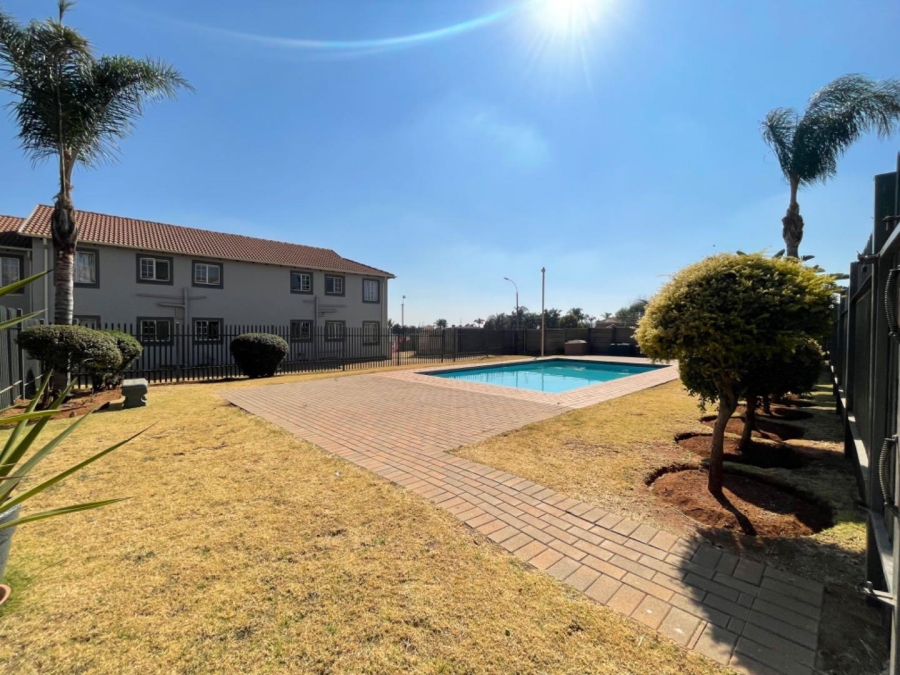 To Let 2 Bedroom Property for Rent in Glen Marais Gauteng