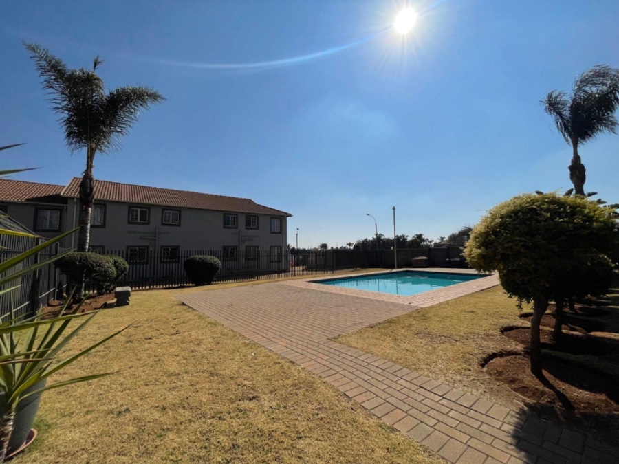 To Let 2 Bedroom Property for Rent in Glen Marais Gauteng