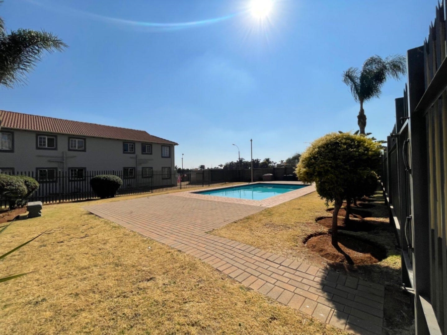 To Let 2 Bedroom Property for Rent in Glen Marais Gauteng