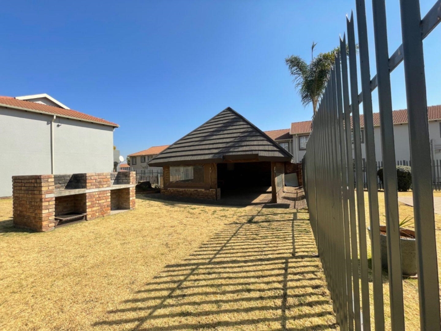 To Let 2 Bedroom Property for Rent in Glen Marais Gauteng