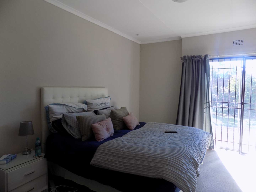 To Let 2 Bedroom Property for Rent in River Club Gauteng