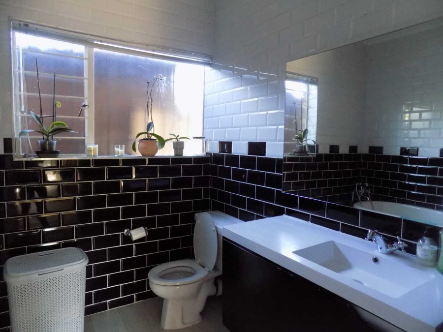 To Let 2 Bedroom Property for Rent in River Club Gauteng