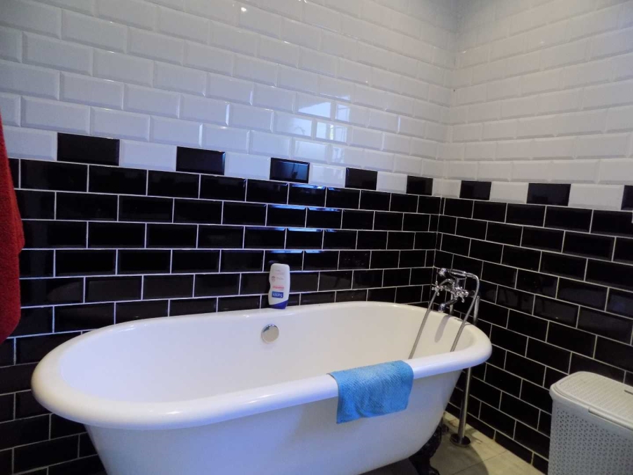 To Let 2 Bedroom Property for Rent in River Club Gauteng