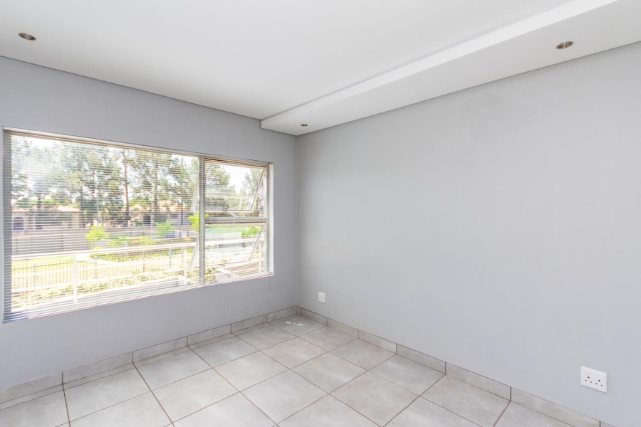 To Let 2 Bedroom Property for Rent in Broadacres Gauteng